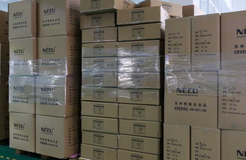 NEEU-Palletizing-full-cases-onto-pallets