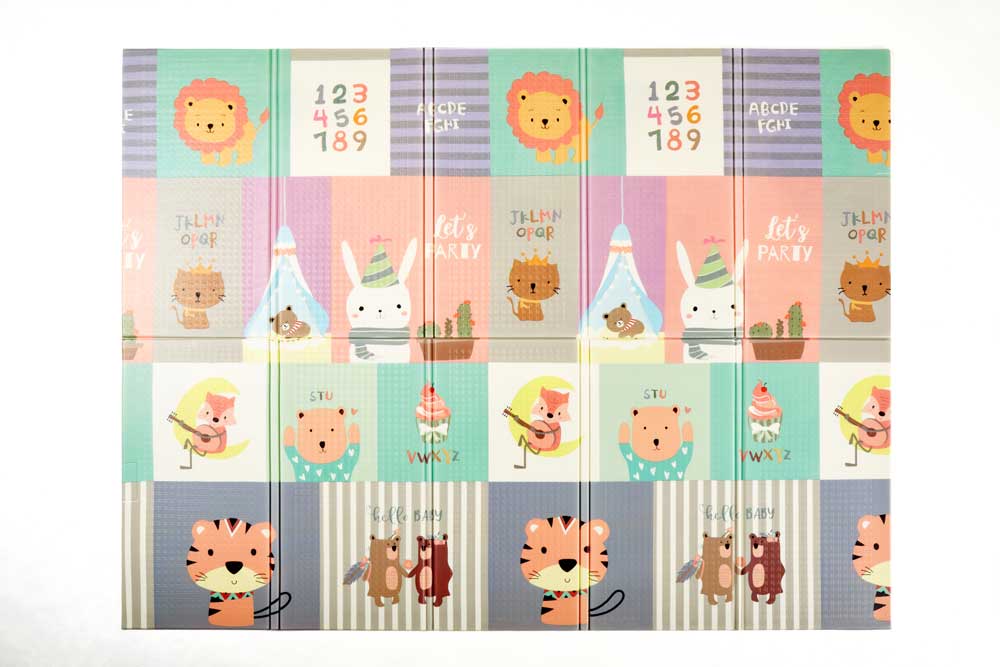 Foldable children's play mat made of XPE material